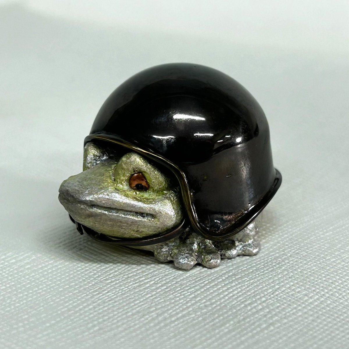 show_mon_art's tweet photo. A small metal sculpture by metal sculptor Yoshiro Iwaisako, featuring a samurai frog.
Wearing a lightweight helmet for greater mobility, this little warrior boldly faces its nemesis.
Off to battle! 🐸⚔️
#artforsale
#flog
https://t.co/y3r4P8Zsr2 https://t.co/tqjJCPp1zV