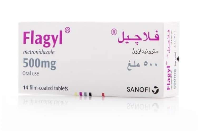 123mMohammed's tweet photo. 💊 الفلاجيل | Flagyl 

الاسم العلمي له : الميترونيدازول ( Metronidazole )

مضاد حيوي مهم و استخداماته كثيرة 
هو غير مطهر للامعاء و الجهاز الهضمي كما يُعتقد ❌

الاستخدام الخاطئ له سبّب مشكلة كبيرة و هي مقاومة البكتيريا لهذا المضاد ❌

توصل نسبة المقاومة في السعودية بين 48.5-80% ( وزارة الصحة السعودية )

أغلب حالات الاسهال و النزلة المعوية سببها فايروسي سواء عند الاطفال أو الكبار و لا يستخدم في هالحالات

🔹 ما هو الميترونيدازول ؟
_ مضاد حيوي ومضاد للطفيليات من مجموعة النيتروإيميدازول (Nitroimidazole)

_ فعّال بشكل أساسي ضد البكتيريا اللاهوائية (Anaerobic bacteria) وبعض الطفيليات

_ يعمل عن طريق إحداث خلل في الحمض النووي (DNA) ومنع تصنيع الأحماض النووية

🔹 أهم الاستخدامات :
_ التهابات البكتيريا اللاهوائية، مثل التهابات البطن والحوض والعظام والمفاصل وبعض التهابات الجهاز التنفسي.
_ الأميبيا (Amebiasis)
_ الجيارديا (Giardiasis)
_ داء تراكومنياسيس (Trichomoniasis).
_ التهاب المهبل البكتيري (Bacterial vaginosis).
_ ضمن بعض أنظمة علاج جرثومة المعدة (H. pylori).
_ الوقاية في بعض عمليات جراحة القولون والمستقيم.
_ استخدامات موضعية مثل الوردية (Rosacea) والتهاب الجلد حول الفم (Perioral dermatitis)

♦️المصدر Medscape