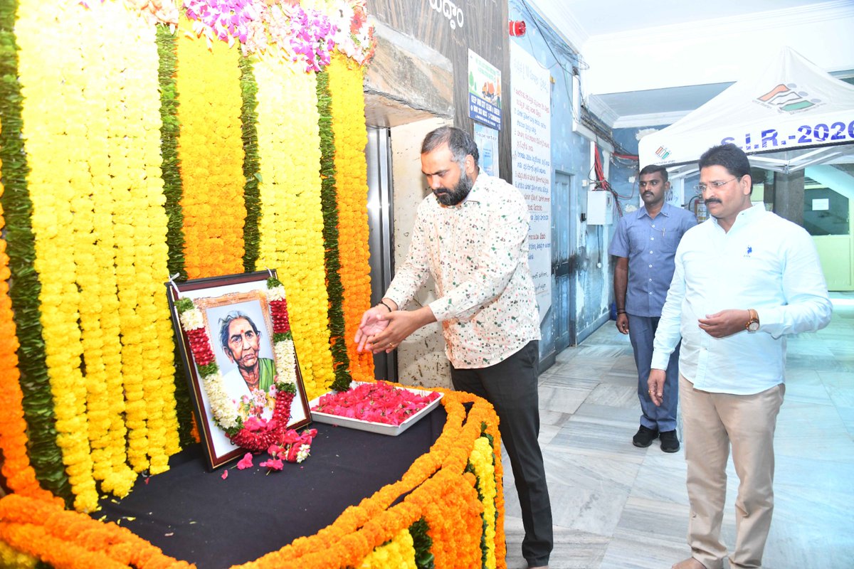 GHMCOnline's tweet photo. 🌺 Remembering Veera Vanitha Chakali Ilamma on her Birth Anniversary

GHMC Commissioner Sri R.V. Karnan, IAS, paid floral tributes to legendary freedom fighter and Telangana warrior Chakali Ilamma on her birth anniversary.

A symbol of courage, resilience and the fight for justice, Chakali Ilamma played a significant role in the Telangana Armed Struggle. Her courage, sacrifice and commitment to the people continue to inspire generations.

GHMC personnel reaffirmed their commitment to uphold her ideals through dedicated, disciplined and people-centric public service.

#ChakaliIlamma #GHMC #Hyderabad #Telangana

@TelanganaCMO @IPRTelangana @jayesh_ranjan
@TelanganaCS @ZC_Charminar @CommissionrGHMC
@ZC_Khairatabad @ZC_Secunderabad @ZcGolconda @ZC_Charminar @ZC_RAJNGR @ZC_Shamshabad