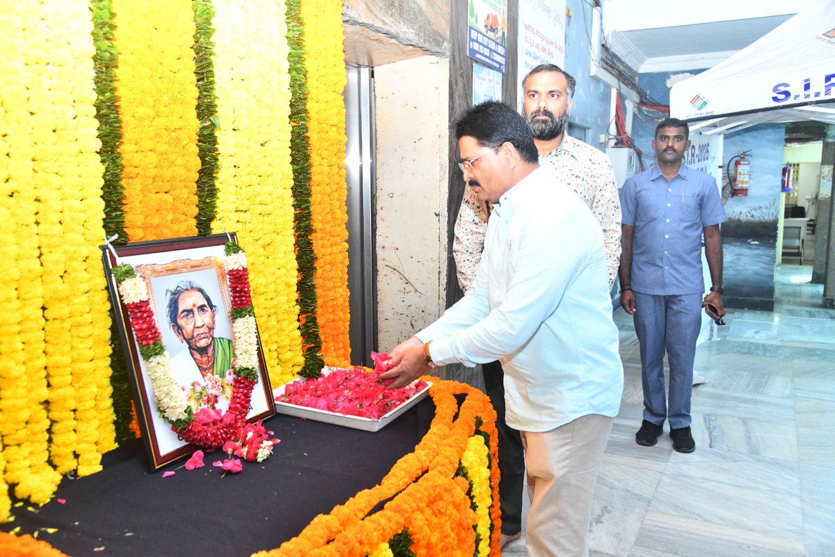 GHMCOnline's tweet photo. 🌺 Remembering Veera Vanitha Chakali Ilamma on her Birth Anniversary

GHMC Commissioner Sri R.V. Karnan, IAS, paid floral tributes to legendary freedom fighter and Telangana warrior Chakali Ilamma on her birth anniversary.

A symbol of courage, resilience and the fight for justice, Chakali Ilamma played a significant role in the Telangana Armed Struggle. Her courage, sacrifice and commitment to the people continue to inspire generations.

GHMC personnel reaffirmed their commitment to uphold her ideals through dedicated, disciplined and people-centric public service.

#ChakaliIlamma #GHMC #Hyderabad #Telangana

@TelanganaCMO @IPRTelangana @jayesh_ranjan
@TelanganaCS @ZC_Charminar @CommissionrGHMC
@ZC_Khairatabad @ZC_Secunderabad @ZcGolconda @ZC_Charminar @ZC_RAJNGR @ZC_Shamshabad