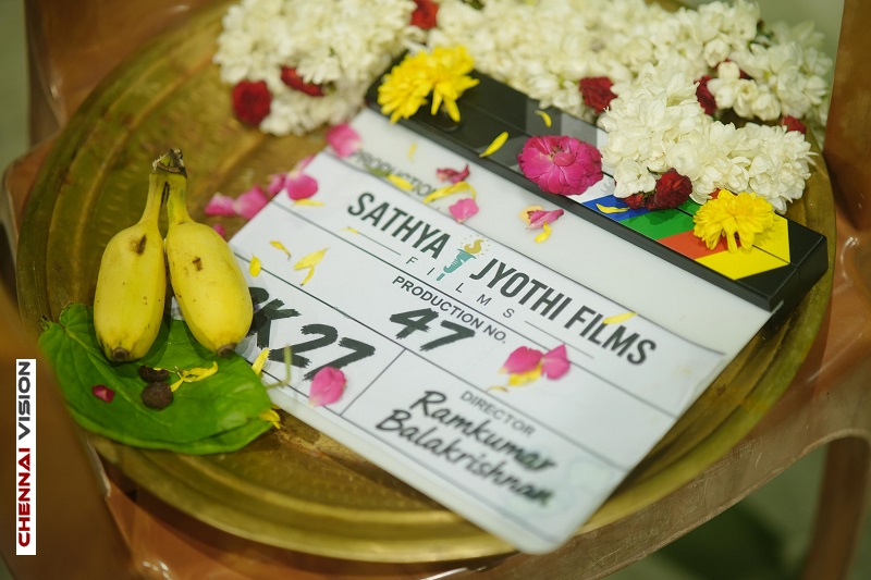 chennaivision's tweet photo. With blessings from above, love all around
#SK27 began.
@Siva_Kartikeyan.
@ImRamkumar_B.
@SathyaJyothi.
@11Lohar @omdop #TGThyagarajan #SendhilThyagarajan @arjun1on @saisiddharth_ @kalaivananoffl #ARajesh @PraveenRaja_Off #StevenKumar @pro_barani @TheMugDigital @teamaimpr https://t.co/zpDVVLYRqn