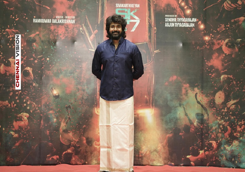 chennaivision's tweet photo. With blessings from above, love all around
#SK27 began.
@Siva_Kartikeyan.
@ImRamkumar_B.
@SathyaJyothi.
@11Lohar @omdop #TGThyagarajan #SendhilThyagarajan @arjun1on @saisiddharth_ @kalaivananoffl #ARajesh @PraveenRaja_Off #StevenKumar @pro_barani @TheMugDigital @teamaimpr https://t.co/zpDVVLYRqn