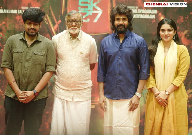 chennaivision's tweet photo. With blessings from above, love all around
#SK27 began.
@Siva_Kartikeyan.
@ImRamkumar_B.
@SathyaJyothi.
@11Lohar @omdop #TGThyagarajan #SendhilThyagarajan @arjun1on @saisiddharth_ @kalaivananoffl #ARajesh @PraveenRaja_Off #StevenKumar @pro_barani @TheMugDigital @teamaimpr https://t.co/zpDVVLYRqn