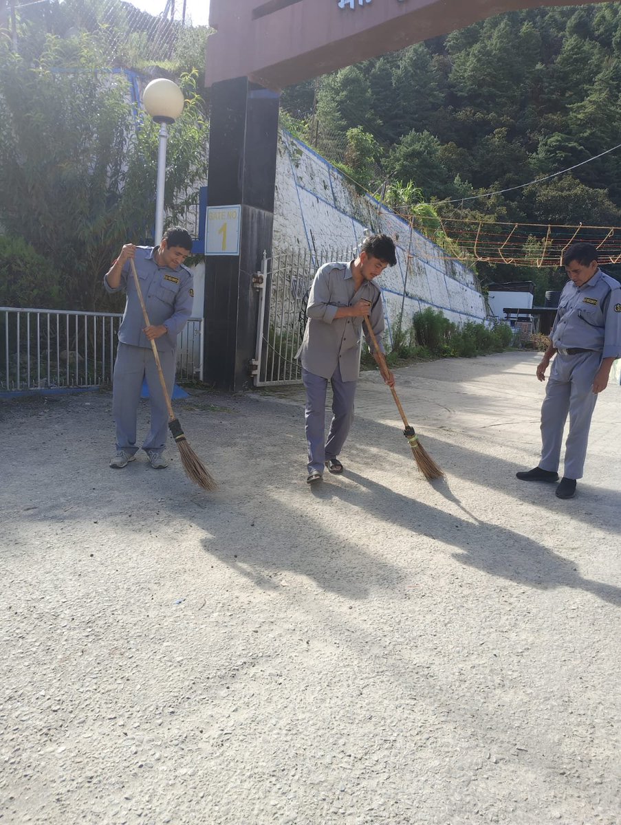 NRC_Yak's tweet photo. In today’s activity of swachhta hi seva ICAR-NRC on Yak it was turn of security persons to keep the campus clean. All the security persons participated in this event and cleaned all the surrounding of five gates. Security supervisor was advised to do such activities https://t.co/YVTIQ0kytS