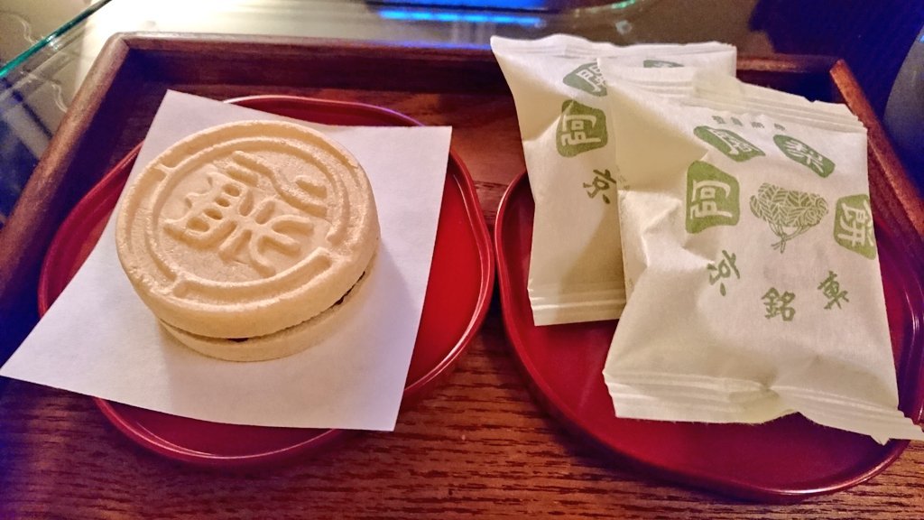 goshuinchou's tweet photo. 百万遍にある満月本店に行くといつでも作り立てが食べられるし、本店と金閣寺店限定の最中がパリパリで美味しいし、土日に行けば土日にしか売ってない店の名前を冠した「満月」を食べれます、是非百万遍の満月本店へ！ https://t.co/FwFg3v6gJC