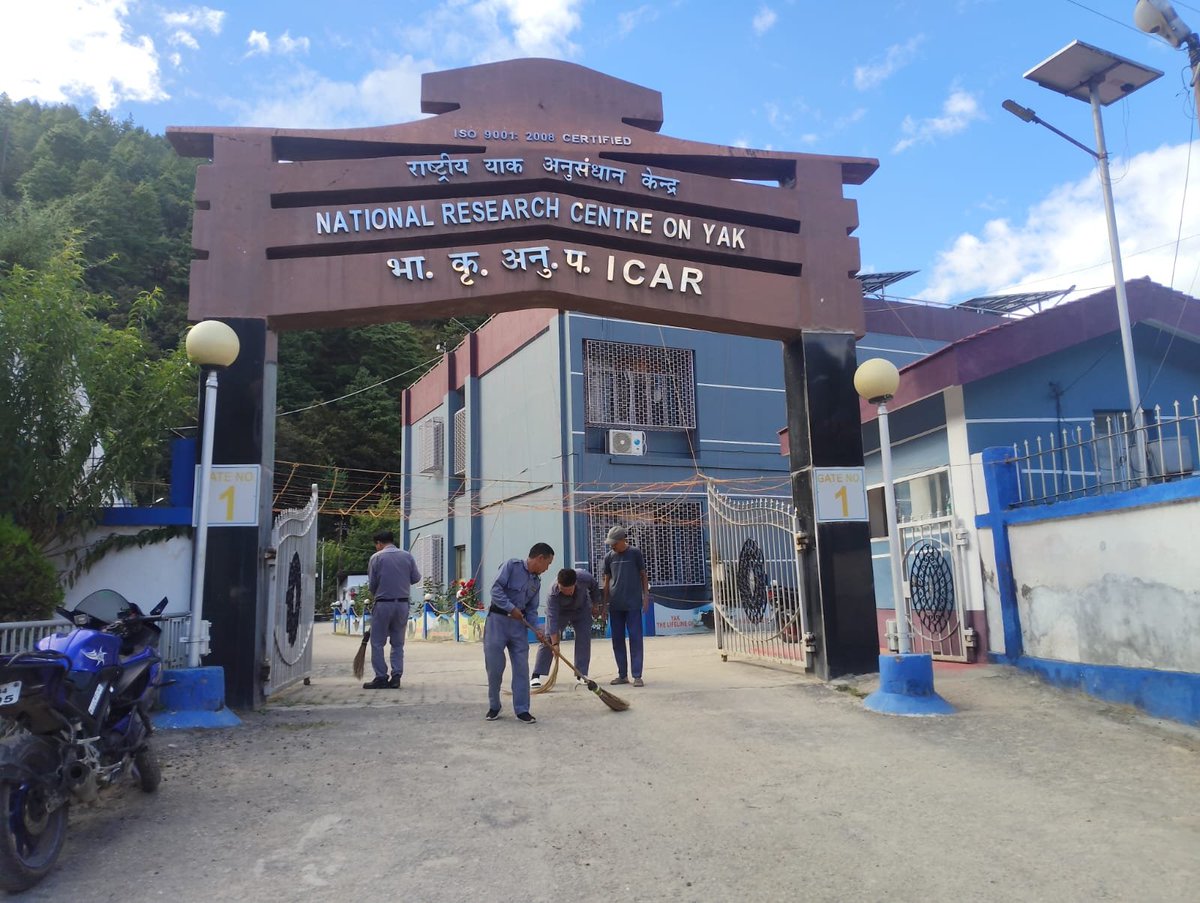 NRC_Yak's tweet photo. In today’s activity of swachhta hi seva ICAR-NRC on Yak it was turn of security persons to keep the campus clean. All the security persons participated in this event and cleaned all the surrounding of five gates. Security supervisor was advised to do such activities https://t.co/YVTIQ0kytS