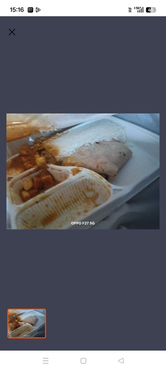 AtulKumar123635's tweet photo. Food पूरी तरह spill हो गया .@IRCTCofficial @Swiggy @RailMinIndia 
Food ordered through Swiggy for delivery at Vijayawada Railway Station was delivered completely spilled/damaged and was not fit to eat. Photos attached. Please look into this and ensure refund/action. https://t.co/0Ryzga60Jw