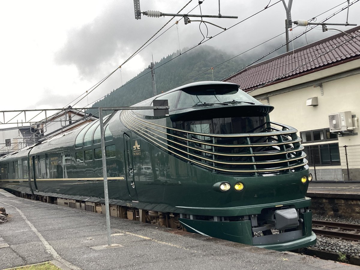 yuko_book_'s tweet photo. 木ノ本駅で、TWILIGHT EXPRESS「瑞風」を見てきました🚆
5月に関ケ原駅でROYAL EXPRESS見たけど、瑞風もカッコよかったし綺麗だったなあ♪
#TWILIGHTEXPRESS
#瑞風 https://t.co/FU0CiusBKR