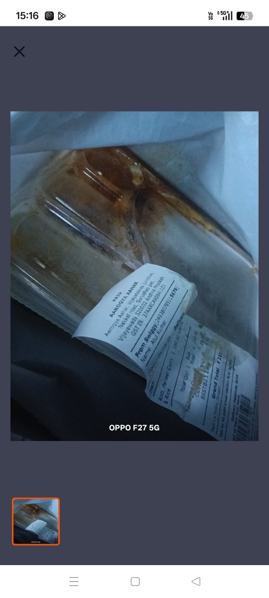AtulKumar123635's tweet photo. Food पूरी तरह spill हो गया .@IRCTCofficial @Swiggy @RailMinIndia 
Food ordered through Swiggy for delivery at Vijayawada Railway Station was delivered completely spilled/damaged and was not fit to eat. Photos attached. Please look into this and ensure refund/action. https://t.co/0Ryzga60Jw
