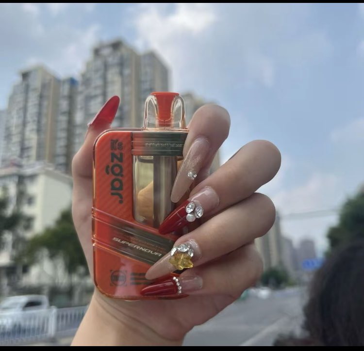 Relx0123's tweet photo. 没有烟灰、没有余味，只有干净的满足感。
同样是一口，伤害却少了很多。
从抽烟变成品烟，差别就在这一口。
告别黄手指和烟味衣服，从换电子烟开始。
烟圈里的年轻人，已经换了���法。
不是戒烟，是升级。
一口下去，全场都是你的BGM。
电子烟在手，社交不慌。
主页➕联系 #果味电子烟 #烟弹 https://t.co/kgu1ydbxfv