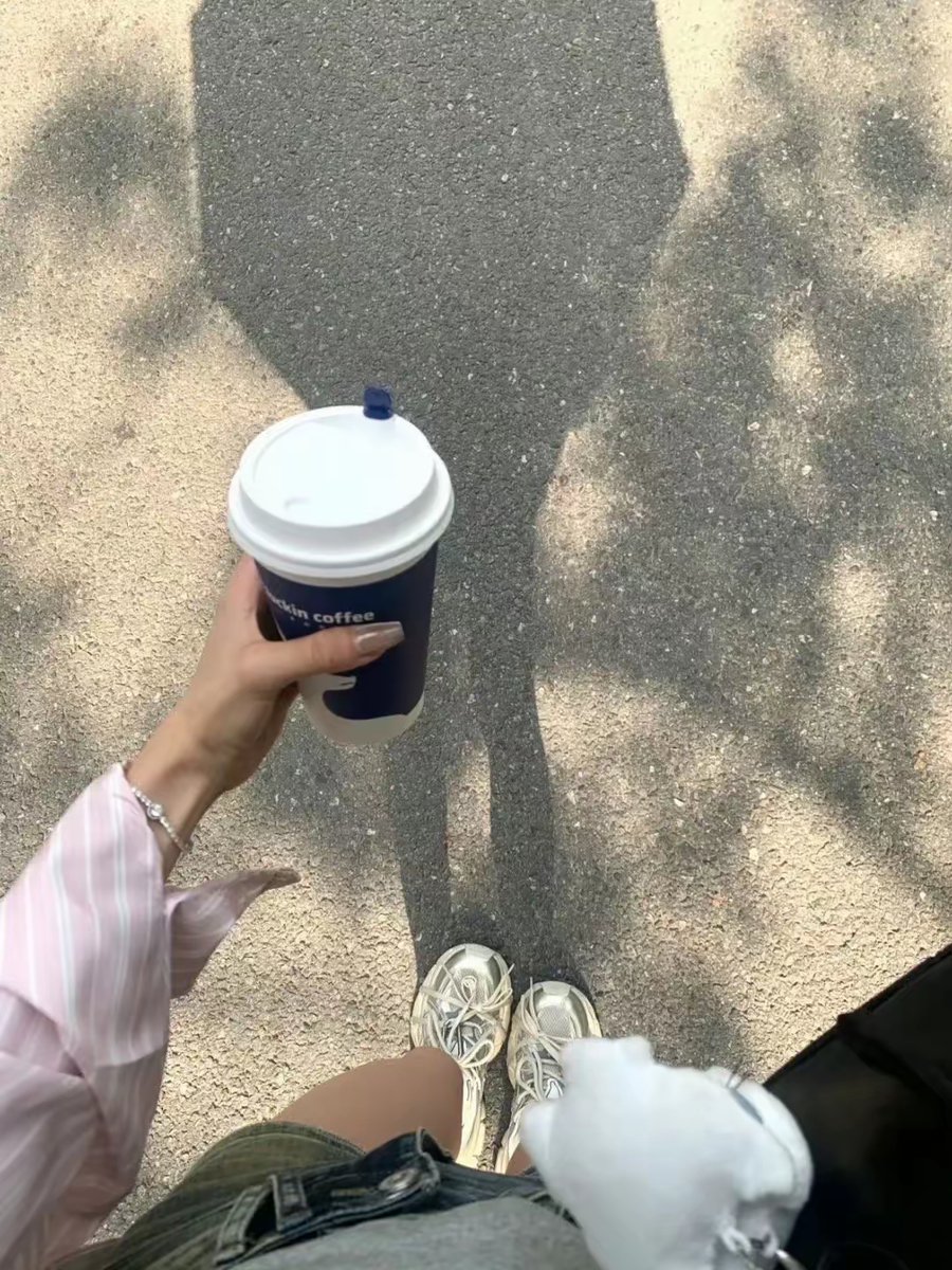 samabby42918's tweet photo. Coffee in hand, city vibe on the go – nothing beats these random street moments https://t.co/x6HuKIIJsl