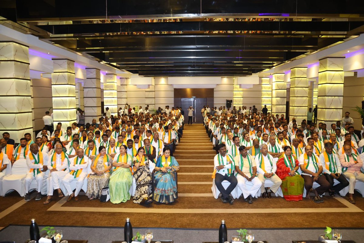 hd_kumaraswamy's tweet photo. ರಾಜ್ಯ ವಿಧಾನ ಪರಿಷತ್ತಿಗೆ ಘೋಷಣೆಯಾಗಿರುವ ಶಿಕ್ಷಕ ಮತ್ತು ಪಧವೀಧರ ಕ್ಷೇತ್ರಗಳ ಚುನಾವಣೆಯ ಸಿದ್ಧತೆ ಕುರಿತಂತೆ @JanataDal_S ಹಾಗೂ @BJP4Karnataka ಪಕ್ಷಗಳ #NDA ಮೈತ್ರಿಕೂಟದ ಸಭೆಯಲ್ಲಿ ಪಾಲ್ಗೊಳ್ಳಲಾಯಿತು.

ಕೇಂದ್ರ ಸಚಿವರಾದ ಶ್ರೀ @JoshiPralhad ಅವರು, ಕುಮಾರಿ @ShobhaBJP ಅವರು, ವಿಧಾನಸಭೆ ಪ್ರತಿಪಕ್ಷ ನಾಯಕರಾದ ಶ್ರೀ @RAshokaBJP ಅವರು, ವಿಧಾನ ಪರಿಷತ್ ಪ್ರತಿಪಕ್ಷ ನಾಯಕರಾದ ಶ್ರೀ  @NswamyChalavadi ಅವರು, ಬಿಜೆಪಿ ರಾಜ್ಯಾಧ್ಯಕ್ಷರಾದ ಶ್ರೀ @BYVijayendra ಅವರು, ಸಂಸದರು ಮತ್ತು ಮಾಜಿ ಮುಖ್ಯಮಂತ್ರಿಗಳಾದ ಶ್ರೀ ಜಗದೀಶ್ ಶೆಟ್ಟರ್ ಅವರು, ಯುವ ಜನತಾದಳ ರಾಜ್ಯಾಧ್ಯಕ್ಷರಾದ ಶ್ರೀ @Nikhil_Kumar_k ಅವರು, ಜೆಡಿಎಸ್ ಶಾಸಕಾಂಗ ಪಕ್ಷದ ನಾಯಕರಾದ ಶ್ರೀ ಸುರೇಶ್ ಬಾಬು ಅವರು, ವಿಧಾನ ಪರಿಷತ್ ಜೆಡಿಎಸ್ ಶಾಸಕಾಂಗ ಪಕ್ಷದ ನಾಯಕರಾದ ಶ್ರೀ ಎಸ್.ಎಲ್. ಭೋಜೇಗೌಡರು ಸೇರಿ ಎರಡೂ ಪಕ್ಷಗಳ ಹಾಲಿ ಮತ್ತು ಮಾಜಿ ಶಾಸಕರು, ಮಾಜಿ ಮಂತ್ರಿಗಳು, ಜಿಲ್ಲಾ ಮತ್ತು ತಾಲ್ಲೂಕು ಘಟಕಗಳ ಅಧ್ಯಕ್ಷರು ಸಭೆಯಲ್ಲಿ ಭಾಗಿಯಾಗಿದ್ದರು. 

#NDAKarnataka