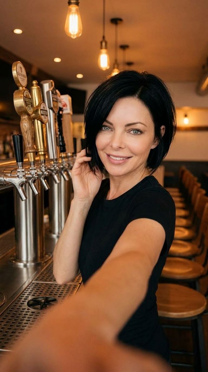 auroredubar's tweet photo. J’ai 39 ans, je suis barmaid, et un petit message me ferait plus plaisir que tu crois ❤️ https://t.co/fa3KUPETIw