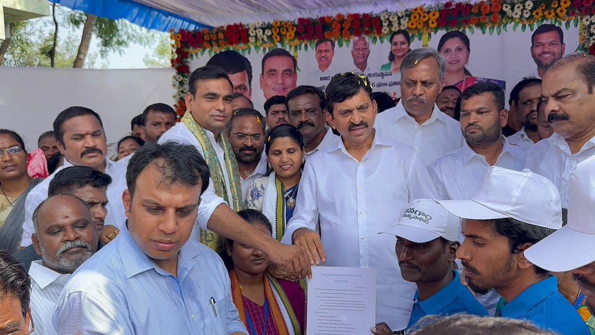 INCTelangana's tweet photo. జనగామ జిల్లాలో విస్తృత పర్యటన చేపట్టిన రాష్ట్ర రెవెన్యూ, హౌసింగ్, సమాచార మరియు పౌర సంబంధాల శాఖ మంత్రివర్యులు శ్రీ పొంగులేటి శ్రీనివాసరెడ్డి గారు మరియు భువనగిరి ఎంపీ మీడియా & పబ్లిసిటీ ఛైర్మన్ శ్రీ చామల కిరణ్ కుమార్ రెడ్డి గారు పలు అభివృద్ధి కార్యక్రమాలకు ప్రారంభోత్సవాలు, శంకుస్థాపనలు చేశారు.

పారిశుధ్య మెరుగుదల & మౌలిక వసతులు: జనగామ మున్సిపాలిటీ పారిశుధ్య నిర్వహణ కోసం ప్రత్యేకంగా కేటాయించిన గార్బేజ్ కలెక్షన్ ఆటోలను మంత్రివర్యులు జెండా ఊపి ప్రారంభించారు.

పట్టణంలో చెత్త నిర్వహణ మరియు మురుగునీటి శుద్ధి లక్ష్యంగా నూతనంగా నిర్మించనున్న డంపింగ్ యార్డ్ (Dumping Yard) మరియు సీవరేజ్ ట్రీట్‌మెంట్ ప్లాంట్ (STP) నిర్మాణ పనులకు శంకుస్థాపన చేశారు.

ప్రజలకు పారదర్శకమైన, వేగవంతమైన రెవెన్యూ సేవలను అందించేందుకు నూతనంగా నిర్మించనున్న తహసీల్దార్ కార్యాలయ భవన నిర్మాణానికి భూమిపూజ చేశారు.

ఇందిరమ్మ ఇళ్లు & గృహప్రవేశాలు:
పేదల సొంతింటి కలను నెరవేరుస్తూ నూతనంగా నిర్మించిన డబుల్ బెడ్‌రూమ్ ఇళ్ల గృహప్రవేశ కార్యక్రమాన్ని మంత్రివర్యులు ప్రారంభించారు.

జనగామ మున్సిపాలిటీ పరిధిలోని అర్హులైన పేదల కోసం ఇందిరమ్మ ఇళ్ల మంజూరు ప్రక్రియను అధికారికంగా ప్రారంభించారు.

ఫేజ్-2 ఇందిరమ్మ ఇళ్ల లబ్ధిదారులకు మంజూరు పత్రాలను అందజేశారు. 

ఈ కార్యక్రమంలో జనగాం కాంగ్రెస్ పార్టీ ఇంచార్జీ కొమ్మూరి ప్రతాప్ రెడ్డి గారు, స్థానిక ప్రజా ప్రతినిధులు, అధికారులు మరియు పెద్ద సంఖ్యలో ప్రజలు పాల్గొన్నారు.
