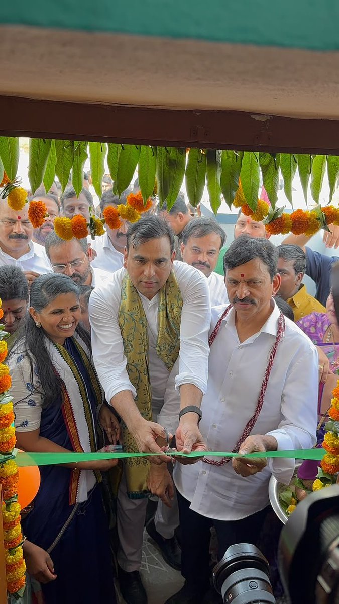 INCTelangana's tweet photo. జనగామ జిల్లాలో విస్తృత పర్యటన చేపట్టిన రాష్ట్ర రెవెన్యూ, హౌసింగ్, సమాచార మరియు పౌర సంబంధాల శాఖ మంత్రివర్యులు శ్రీ పొంగులేటి శ్రీనివాసరెడ్డి గారు మరియు భువనగిరి ఎంపీ మీడియా & పబ్లిసిటీ ఛైర్మన్ శ్రీ చామల కిరణ్ కుమార్ రెడ్డి గారు పలు అభివృద్ధి కార్యక్రమాలకు ప్రారంభోత్సవాలు, శంకుస్థాపనలు చేశారు.

పారిశుధ్య మెరుగుదల & మౌలిక వసతులు: జనగామ మున్సిపాలిటీ పారిశుధ్య నిర్వహణ కోసం ప్రత్యేకంగా కేటాయించిన గార్బేజ్ కలెక్షన్ ఆటోలను మంత్రివర్యులు జెండా ఊపి ప్రారంభించారు.

పట్టణంలో చెత్త నిర్వహణ మరియు మురుగునీటి శుద్ధి లక్ష్యంగా నూతనంగా నిర్మించనున్న డంపింగ్ యార్డ్ (Dumping Yard) మరియు సీవరేజ్ ట్రీట్‌మెంట్ ప్లాంట్ (STP) నిర్మాణ పనులకు శంకుస్థాపన చేశారు.

ప్రజలకు పారదర్శకమైన, వేగవంతమైన రెవెన్యూ సేవలను అందించేందుకు నూతనంగా నిర్మించనున్న తహసీల్దార్ కార్యాలయ భవన నిర్మాణానికి భూమిపూజ చేశారు.

ఇందిరమ్మ ఇళ్లు & గృహప్రవేశాలు:
పేదల సొంతింటి కలను నెరవేరుస్తూ నూతనంగా నిర్మించిన డబుల్ బెడ్‌రూమ్ ఇళ్ల గృహప్రవేశ కార్యక్రమాన్ని మంత్రివర్యులు ప్రారంభించారు.

జనగామ మున్సిపాలిటీ పరిధిలోని అర్హులైన పేదల కోసం ఇందిరమ్మ ఇళ్ల మంజూరు ప్రక్రియను అధికారికంగా ప్రారంభించారు.

ఫేజ్-2 ఇందిరమ్మ ఇళ్ల లబ్ధిదారులకు మంజూరు పత్రాలను అందజేశారు. 

ఈ కార్యక్రమంలో జనగాం కాంగ్రెస్ పార్టీ ఇంచార్జీ కొమ్మూరి ప్రతాప్ రెడ్డి గారు, స్థానిక ప్రజా ప్రతినిధులు, అధికారులు మరియు పెద్ద సంఖ్యలో ప్రజలు పాల్గొన్నారు.