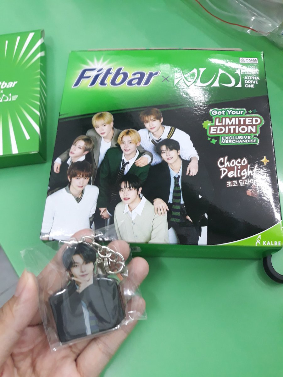 chilonly7's tweet photo. baru tauu fitbar x ald1 dan dpt longiee🥹🥹 beli box baru bisa poca set a dan b atau keychain atau acrylic hand mirror. thankyouu @/fitbar 🥰❤️ https://t.co/H4cGvrz0g6