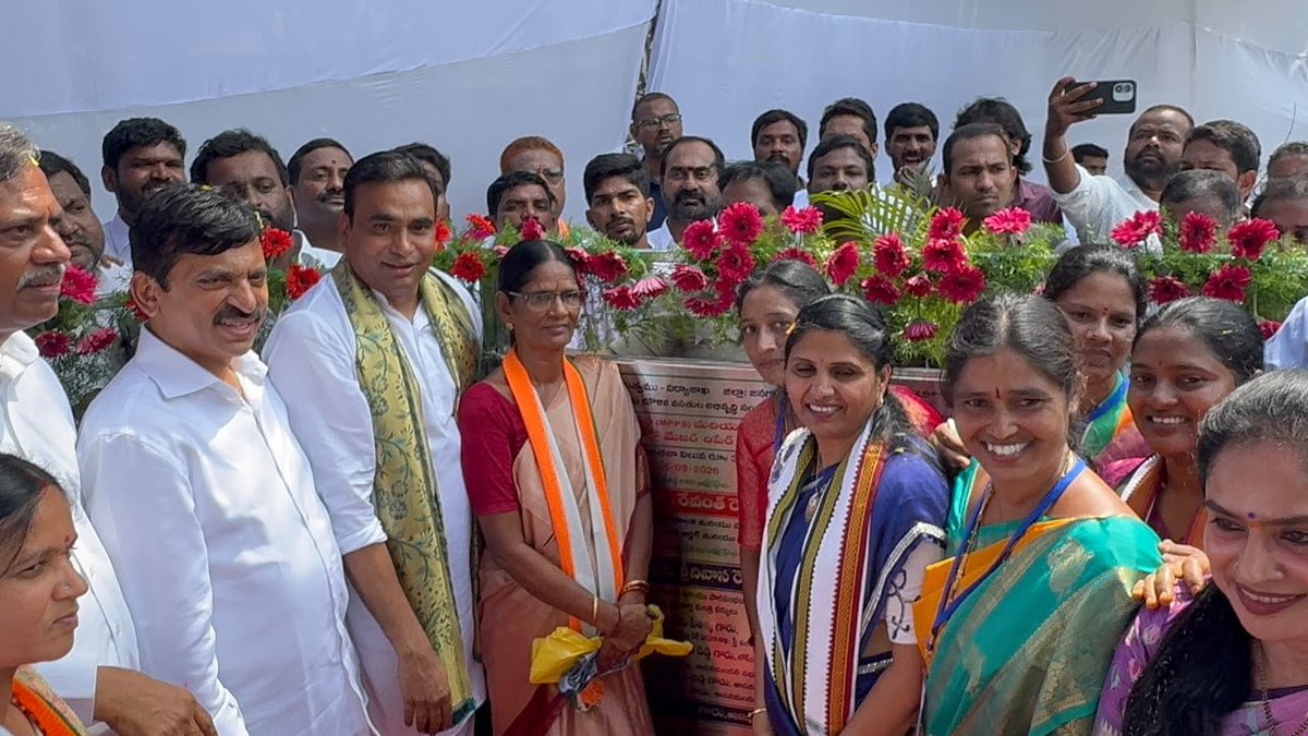 INCTelangana's tweet photo. జనగామ జిల్లాలో విస్తృత పర్యటన చేపట్టిన రాష్ట్ర రెవెన్యూ, హౌసింగ్, సమాచార మరియు పౌర సంబంధాల శాఖ మంత్రివర్యులు శ్రీ పొంగులేటి శ్రీనివాసరెడ్డి గారు మరియు భువనగిరి ఎంపీ మీడియా & పబ్లిసిటీ ఛైర్మన్ శ్రీ చామల కిరణ్ కుమార్ రెడ్డి గారు పలు అభివృద్ధి కార్యక్రమాలకు ప్రారంభోత్సవాలు, శంకుస్థాపనలు చేశారు.

పారిశుధ్య మెరుగుదల & మౌలిక వసతులు: జనగామ మున్సిపాలిటీ పారిశుధ్య నిర్వహణ కోసం ప్రత్యేకంగా కేటాయించిన గార్బేజ్ కలెక్షన్ ఆటోలను మంత్రివర్యులు జెండా ఊపి ప్రారంభించారు.

పట్టణంలో చెత్త నిర్వహణ మరియు మురుగునీటి శుద్ధి లక్ష్యంగా నూతనంగా నిర్మించనున్న డంపింగ్ యార్డ్ (Dumping Yard) మరియు సీవరేజ్ ట్రీట్‌మెంట్ ప్లాంట్ (STP) నిర్మాణ పనులకు శంకుస్థాపన చేశారు.

ప్రజలకు పారదర్శకమైన, వేగవంతమైన రెవెన్యూ సేవలను అందించేందుకు నూతనంగా నిర్మించనున్న తహసీల్దార్ కార్యాలయ భవన నిర్మాణానికి భూమిపూజ చేశారు.

ఇందిరమ్మ ఇళ్లు & గృహప్రవేశాలు:
పేదల సొంతింటి కలను నెరవేరుస్తూ నూతనంగా నిర్మించిన డబుల్ బెడ్‌రూమ్ ఇళ్ల గృహప్రవేశ కార్యక్రమాన్ని మంత్రివర్యులు ప్రారంభించారు.

జనగామ మున్సిపాలిటీ పరిధిలోని అర్హులైన పేదల కోసం ఇందిరమ్మ ఇళ్ల మంజూరు ప్రక్రియను అధికారికంగా ప్రారంభించారు.

ఫేజ్-2 ఇందిరమ్మ ఇళ్ల లబ్ధిదారులకు మంజూరు పత్రాలను అందజేశారు. 

ఈ కార్యక్రమంలో జనగాం కాంగ్రెస్ పార్టీ ఇంచార్జీ కొమ్మూరి ప్రతాప్ రెడ్డి గారు, స్థానిక ప్రజా ప్రతినిధులు, అధికారులు మరియు పెద్ద సంఖ్యలో ప్రజలు పాల్గొన్నారు.