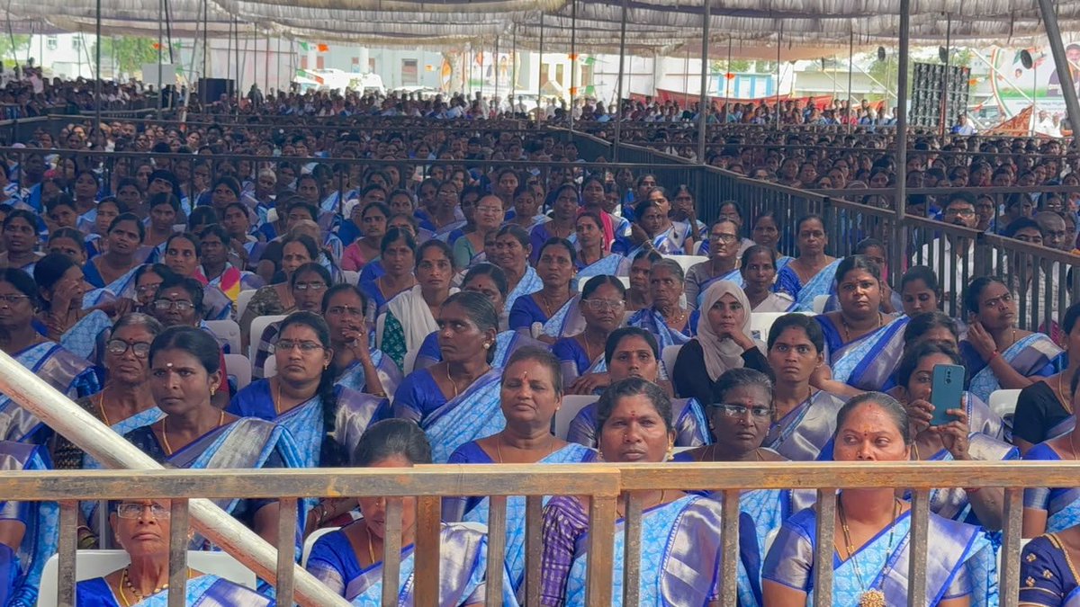 INCTelangana's tweet photo. జనగామ జిల్లాలో విస్తృత పర్యటన చేపట్టిన రాష్ట్ర రెవెన్యూ, హౌసింగ్, సమాచార మరియు పౌర సంబంధాల శాఖ మంత్రివర్యులు శ్రీ పొంగులేటి శ్రీనివాసరెడ్డి గారు మరియు భువనగిరి ఎంపీ మీడియా & పబ్లిసిటీ ఛైర్మన్ శ్రీ చామల కిరణ్ కుమార్ రెడ్డి గారు పలు అభివృద్ధి కార్యక్రమాలకు ప్రారంభోత్సవాలు, శంకుస్థాపనలు చేశారు.

పారిశుధ్య మెరుగుదల & మౌలిక వసతులు: జనగామ మున్సిపాలిటీ పారిశుధ్య నిర్వహణ కోసం ప్రత్యేకంగా కేటాయించిన గార్బేజ్ కలెక్షన్ ఆటోలను మంత్రివర్యులు జెండా ఊపి ప్రారంభించారు.

పట్టణంలో చెత్త నిర్వహణ మరియు మురుగునీటి శుద్ధి లక్ష్యంగా నూతనంగా నిర్మించనున్న డంపింగ్ యార్డ్ (Dumping Yard) మరియు సీవరేజ్ ట్రీట్‌మెంట్ ప్లాంట్ (STP) నిర్మాణ పనులకు శంకుస్థాపన చేశారు.

ప్రజలకు పారదర్శకమైన, వేగవంతమైన రెవెన్యూ సేవలను అందించేందుకు నూతనంగా నిర్మించనున్న తహసీల్దార్ కార్యాలయ భవన నిర్మాణానికి భూమిపూజ చేశారు.

ఇందిరమ్మ ఇళ్లు & గృహప్రవేశాలు:
పేదల సొంతింటి కలను నెరవేరుస్తూ నూతనంగా నిర్మించిన డబుల్ బెడ్‌రూమ్ ఇళ్ల గృహప్రవేశ కార్యక్రమాన్ని మంత్రివర్యులు ప్రారంభించారు.

జనగామ మున్సిపాలిటీ పరిధిలోని అర్హులైన పేదల కోసం ఇందిరమ్మ ఇళ్ల మంజూరు ప్రక్రియను అధికారికంగా ప్రారంభించారు.

ఫేజ్-2 ఇందిరమ్మ ఇళ్ల లబ్ధిదారులకు మంజూరు పత్రాలను అందజేశారు. 

ఈ కార్యక్రమంలో జనగాం కాంగ్రెస్ పార్టీ ఇంచార్జీ కొమ్మూరి ప్రతాప్ రెడ్డి గారు, స్థానిక ప్రజా ప్రతినిధులు, అధికారులు మరియు పెద్ద సంఖ్యలో ప్రజలు పాల్గొన్నారు.