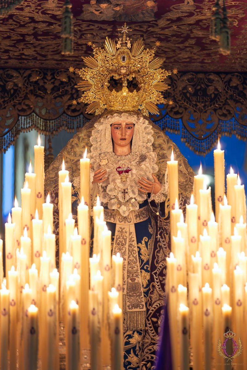 hermandaddelao's tweet photo. Hora del Ángelus.

V. El Ángel del Señor anunció a María.
R. Y concibió por obra del Espíritu Santo.
Dios te salve, María... Santa María...

V. He aquí la esclava del Señor.
R. Hágase en mí según tu palabra.
Dios te salve, María... Santa María...

V. Y el Verbo se hizo carne.
R. Y habitó entre nosotros.
Dios te salve, María... Santa María...

V. Ruega por nosotros, santa Madre de Dios.
R. Para que seamos dignos de alcanzar las promesas de Cristo.

Oremos:
Derrama, Señor, tu gracia sobre nosotros, que, por el anuncio del Ángel, hemos conocido la encarnación de tu Hijo, para que lleguemos, por su pasión y su cruz, a la gloria de la resurrección. Por Jesucristo, nuestro Señor.
R. Amén.

📷 @jaimerfz