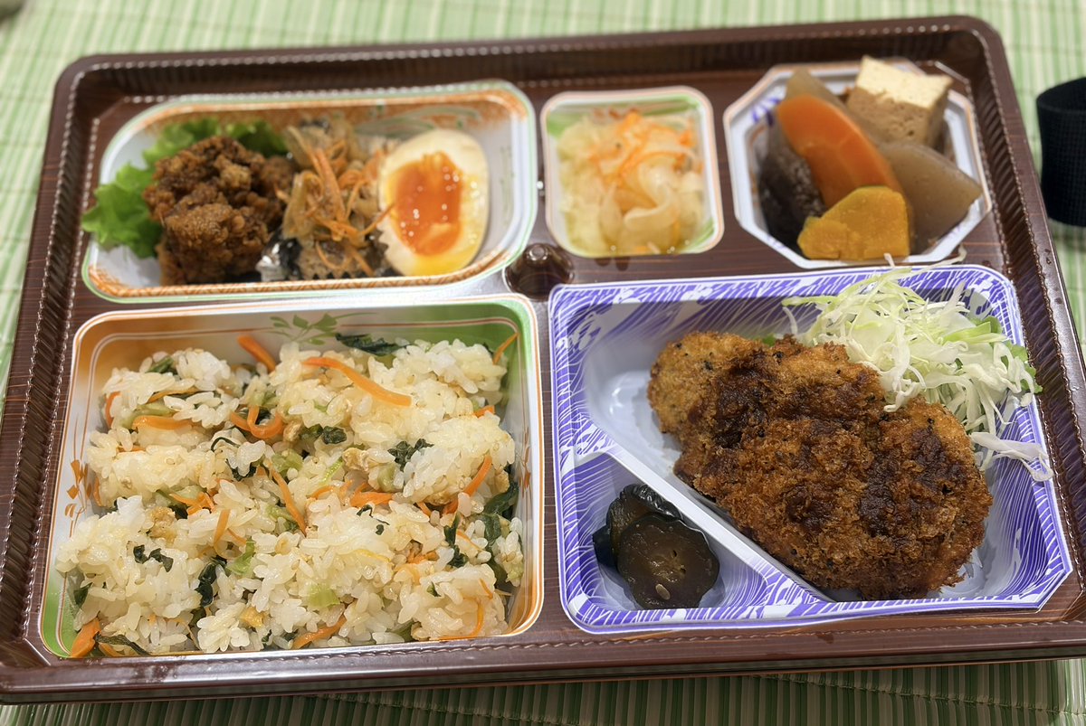 chicchisuki's tweet photo. 今日は次男の小学校初の運動会。お昼からは学年活動で親子小運動会。綱引きを何年ぶりかにしたけど��が・・・もう若くない。でも久々に頬骨が痛くなるくらい笑って本当に楽しかった🎶皆で注文したお弁当も美味しかった🤤 https://t.co/tQ1Zxxyly5