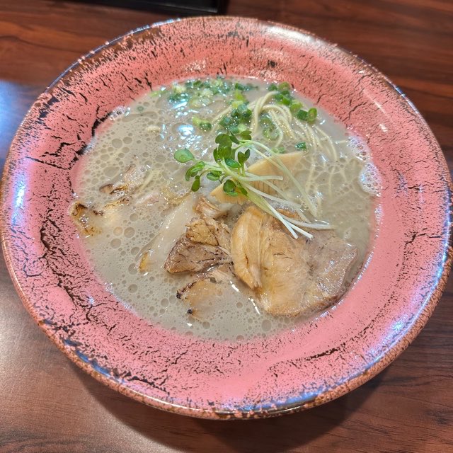 halhal2002's tweet photo. 鰻だしらーめん at 鰻だし らーめん専門店 うな観

今話題かな？っていうので、初来店。
だしがほんとに鰻の白焼の風味が有って不思議な感じ。
魚介系苦手だときついかもだけども、私的には貝だしよりコッチが好き。
#うま観　#鰻だし　#町田らーめん #毎日がラーメン https://t.co/HRmRHUfSv0 https://t.co/ZXUgXjt4E8