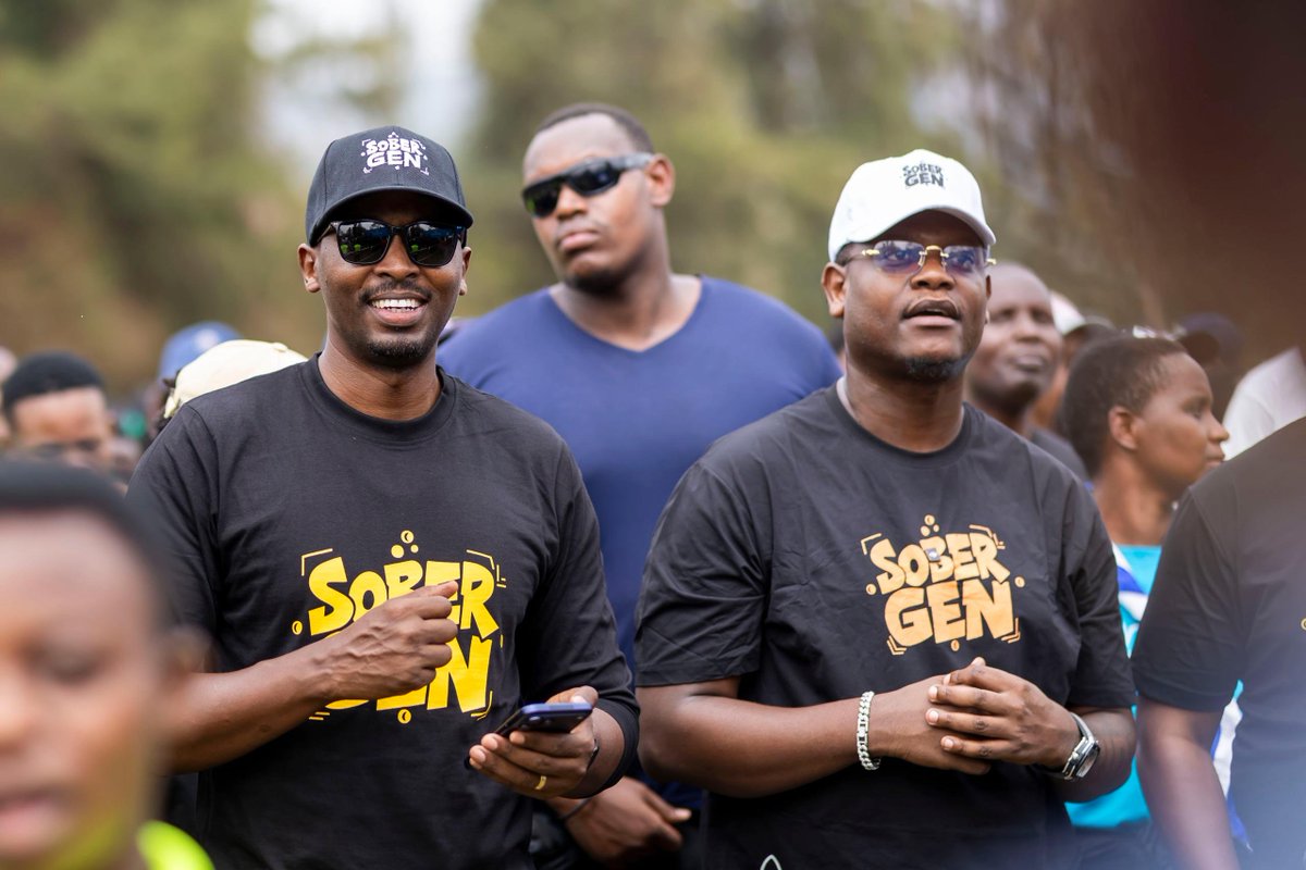 RwandaHealth's tweet photo. Mu butumwa bw'ingenzi Minisitiri @nsanzimanasabin yahaye urubyiruko nyuma y'umuganda, yarusabye:

1. Gutanga amakuru ku haba hakiri inzoga z'ibyuma. Ufite amakuru yahamagara imirongo itishyurwa: 114, 112 cyangwa 9001.

2. Kuzibukira ibiyobyabwenge, itabi no kwirinda "ibigare" by'ababikoresha, kuko byangiza ubwonko.
3. Kureka ubusinzi. Ku bo kureka inzoga burundu bidashobokera, basabwe kunywa nkeya (#TunyweLess) kugira ngo bagire ubuzima bwiza.

————————————

In a message to the youth after Umuganda, Minister @nsanzimanasabin urged them to:

1. ​Report any places still selling illicit alcohol by calling the toll-free numbers: 114, 112, or 9001.

2. ​Stay away from drugs and tobacco, and avoid bad company that might lead to using substances that damage the brain.

3. ​Quit excessive drinking. Those who cannot stop completely are urged to drink in moderation (#TunyweLess) for better health.
