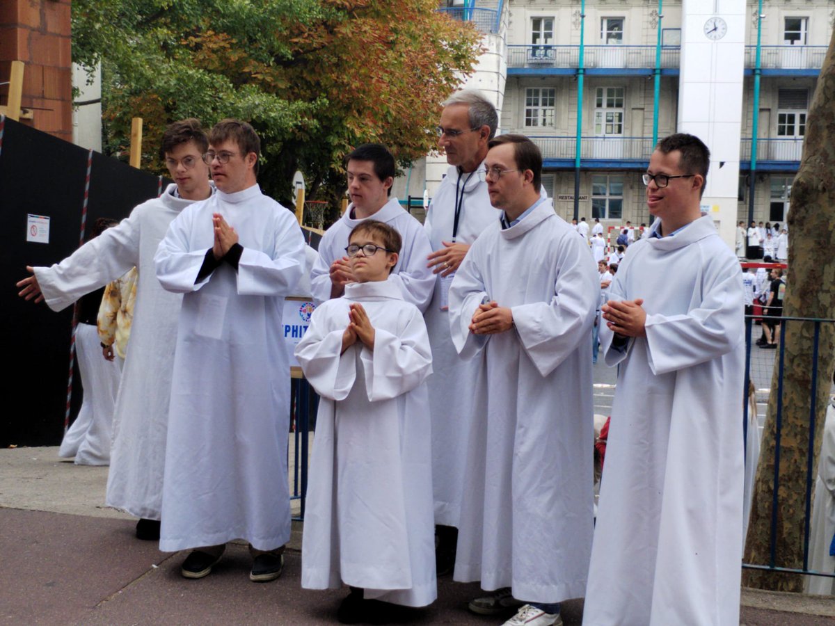 FondLejeune's tweet photo. Les 6 jeunes porteurs de trisomie 21 qui vont servir la messe du #PapeLéonXIV sont prêts ! "Cela me réjouit beaucoup, je ressens un rayon de soleil à l’idée d’être à côté de lui. Je suis tellement fier !" En invitant ces jeunes à servir la messe, le Pape révèle au monde leur vulnérabilité. C'est un symbole puissant renvoyé à la France et au monde. Pour que le monde ait la vie, faisons de la place à toutes les vies ! 
@Eglisecatho