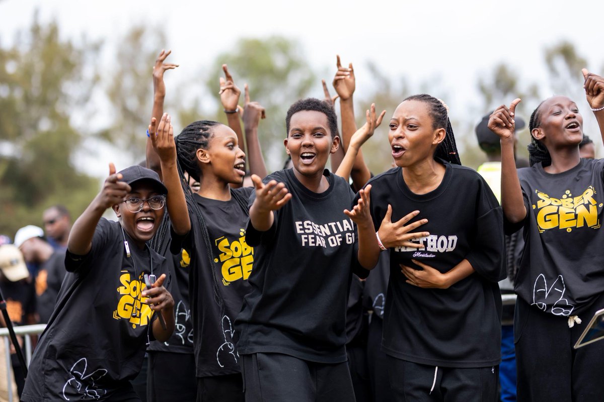 RwandaHealth's tweet photo. Mu butumwa bw'ingenzi Minisitiri @nsanzimanasabin yahaye urubyiruko nyuma y'umuganda, yarusabye:

1. Gutanga amakuru ku haba hakiri inzoga z'ibyuma. Ufite amakuru yahamagara imirongo itishyurwa: 114, 112 cyangwa 9001.

2. Kuzibukira ibiyobyabwenge, itabi no kwirinda "ibigare" by'ababikoresha, kuko byangiza ubwonko.
3. Kureka ubusinzi. Ku bo kureka inzoga burundu bidashobokera, basabwe kunywa nkeya (#TunyweLess) kugira ngo bagire ubuzima bwiza.

————————————

In a message to the youth after Umuganda, Minister @nsanzimanasabin urged them to:

1. ​Report any places still selling illicit alcohol by calling the toll-free numbers: 114, 112, or 9001.

2. ​Stay away from drugs and tobacco, and avoid bad company that might lead to using substances that damage the brain.

3. ​Quit excessive drinking. Those who cannot stop completely are urged to drink in moderation (#TunyweLess) for better health.