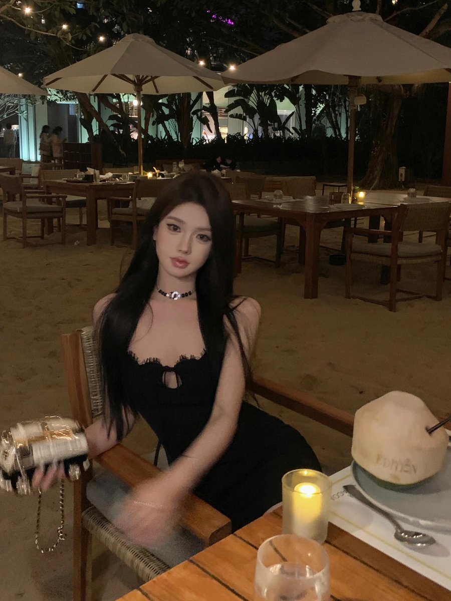 Jayky6668's tweet photo. Night goes perfectly with lace camisoles https://t.co/OPYmEfZDCi