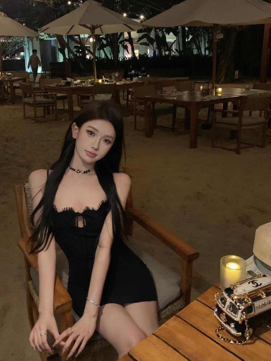 Jayky6668's tweet photo. Night goes perfectly with lace camisoles https://t.co/OPYmEfZDCi