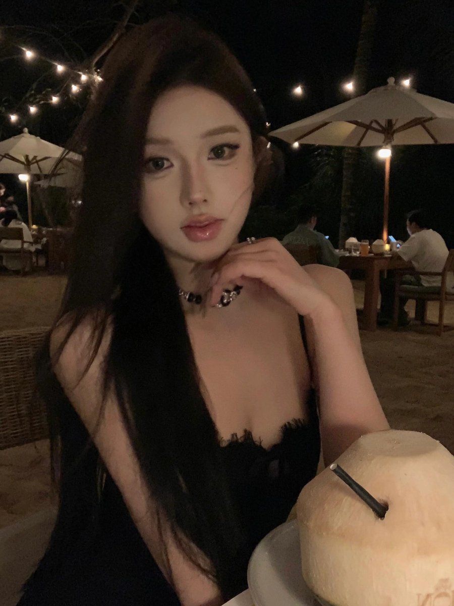Jayky6668's tweet photo. Night goes perfectly with lace camisoles https://t.co/OPYmEfZDCi