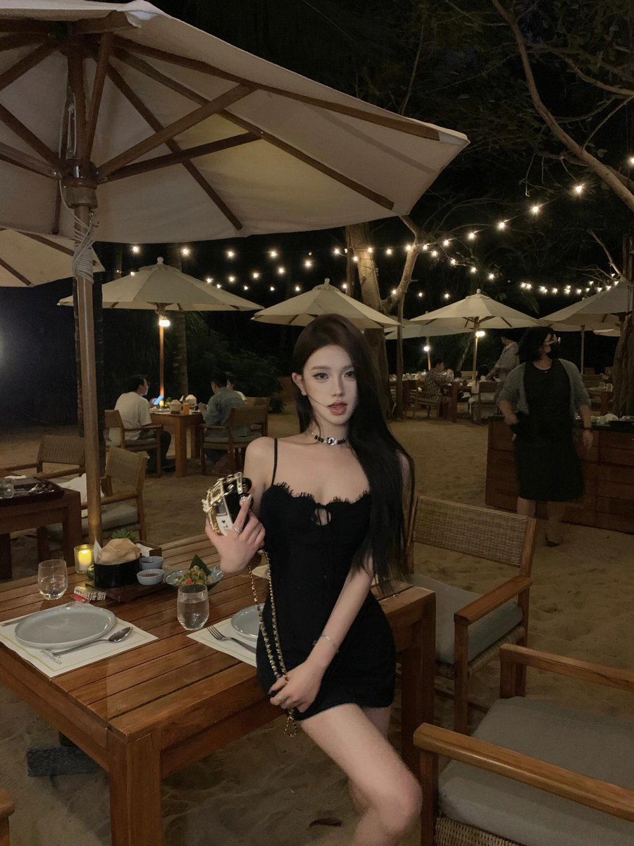 Jayky6668's tweet photo. Night goes perfectly with lace camisoles https://t.co/OPYmEfZDCi
