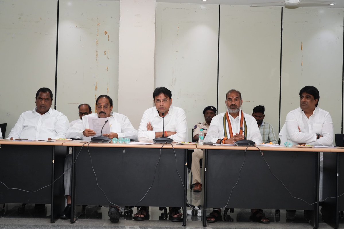 OffDSB's tweet photo. ఈ నెల 30న గౌరవ సీఎం రేవంత్ రెడ్డి @revanth_anumula గారి సిరిసిల్ల జిల్లా పర్యటన సందర్భంగా ఏర్పాట్లపై ఈరోజు కలెక్టరేట్ లో గౌరవ మంత్రులు తుమ్మల నాగేశ్వరరావు గారు, అడ్లూరి లక్ష్మణ్ కుమార్ గారితో కలిసి ఉన్నత స్థాయి సమీక్షా సమావేశం ��ిర్వహించి... అధికారులకు దిశా నిర్దేశం చేయడం జరిగింది.

@TelanganaCMO 

#cmmeetingreview #sricilla