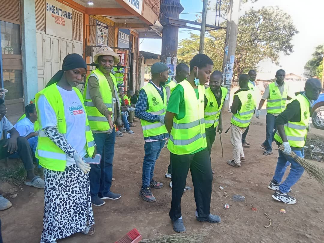 FrancesAmulen5's tweet photo. The journey started today,iNGOF joined the coutry in clean Mbale City.@rashid Manafa and @Nelson kamuli thank you for effort.Mbale City,let us do this every one day in the week @Mayor Mbale city.@ingodf_uganda
We are available.
 #MbaleCity #KeepMbaleClean  #TuveKuKaveera https://t.co/rLLRTjKSTz