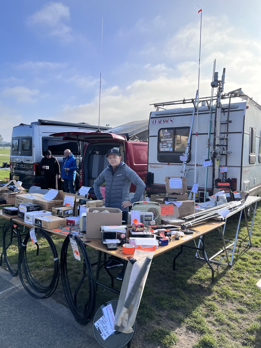 g6rby's tweet photo. Friday - Newark Hamfest, UK. My yearly opportunity to ‘rightsize’ my #hamradio gear based on what I haven’t used in the past year, plus meet old and new friends. Thanks to my old pal Richard (pictured) for the invaluable assistance. Fun day. https://t.co/UtgRb9MzMd