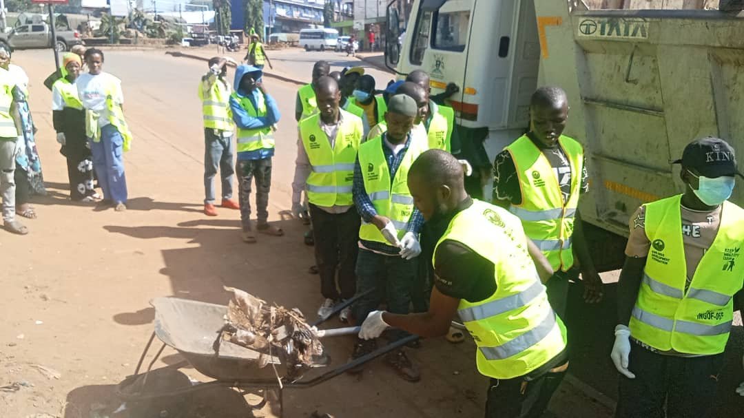 FrancesAmulen5's tweet photo. The journey started today,iNGOF joined the coutry in clean Mbale City.@rashid Manafa and @Nelson kamuli thank you for effort.Mbale City,let us do this every one day in the week @Mayor Mbale city.@ingodf_uganda
We are available.
 #MbaleCity #KeepMbaleClean  #TuveKuKaveera https://t.co/rLLRTjKSTz