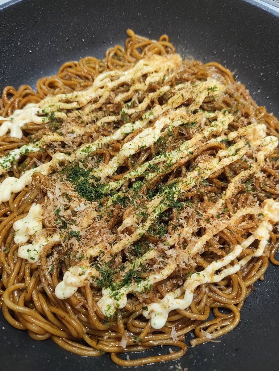 mitsumaride's tweet photo. 具なし焼きそばフライパンで失礼 https://t.co/c0McYV1a1E