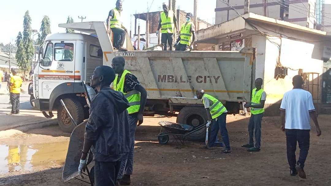 FrancesAmulen5's tweet photo. The journey started today,iNGOF joined the coutry in clean Mbale City.@rashid Manafa and @Nelson kamuli thank you for effort.Mbale City,let us do this every one day in the week @Mayor Mbale city.@ingodf_uganda
We are available.
 #MbaleCity #KeepMbaleClean  #TuveKuKaveera https://t.co/rLLRTjKSTz