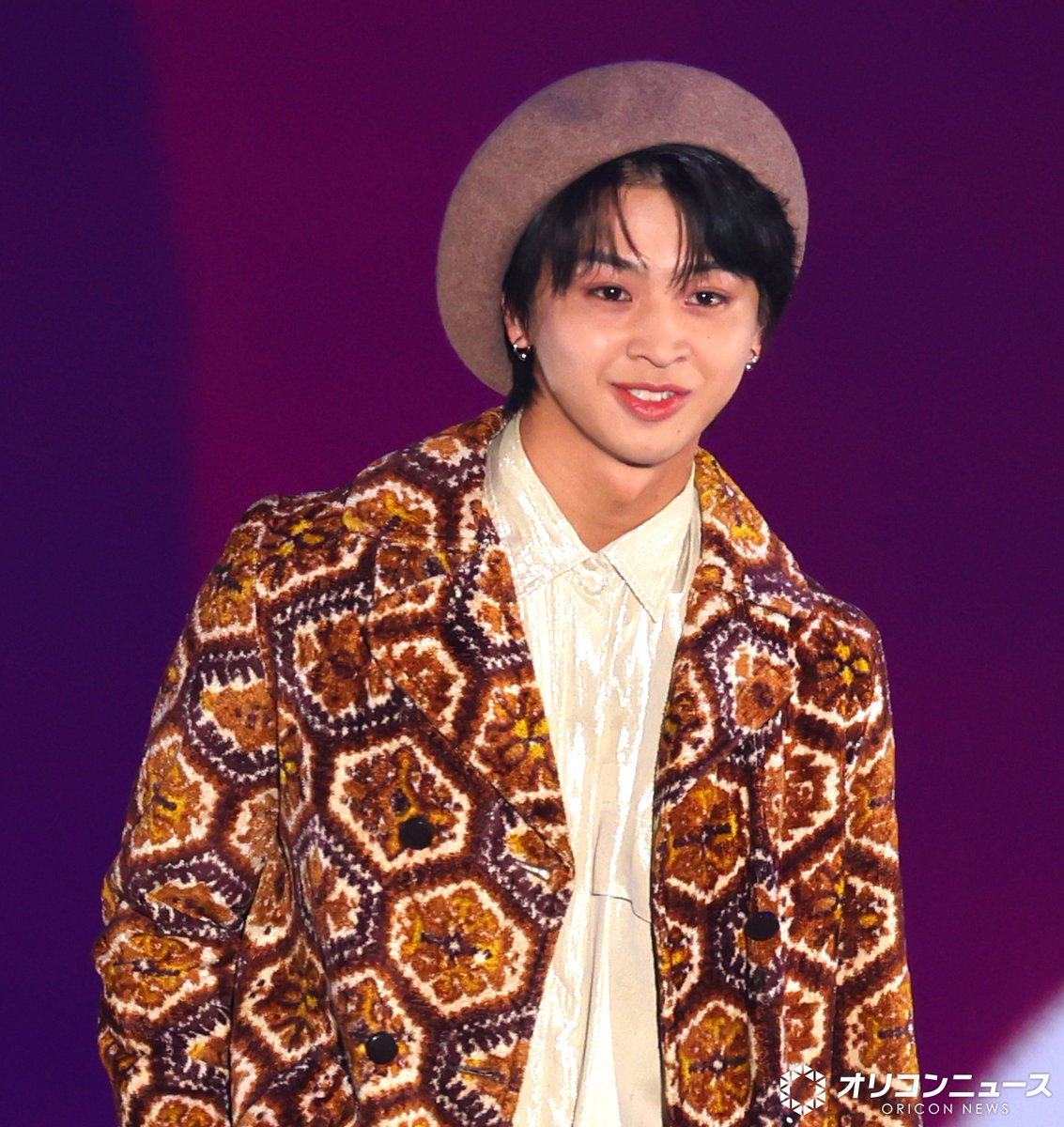 oricon's tweet photo. 【🌷ガルアワ 26 A/W🌷】
藤本洸大、ハット姿で“レトロかわいい”魅力🤎　

柄ジャケットを爽やかに着こなす✨️
https://t.co/jU7g6bSDlq

＼フォトギャラ随時更新中📸🌟／
https://t.co/hZcYvQEAmm

#ガルアワ2026AW https://t.co/fUxVfvekvx