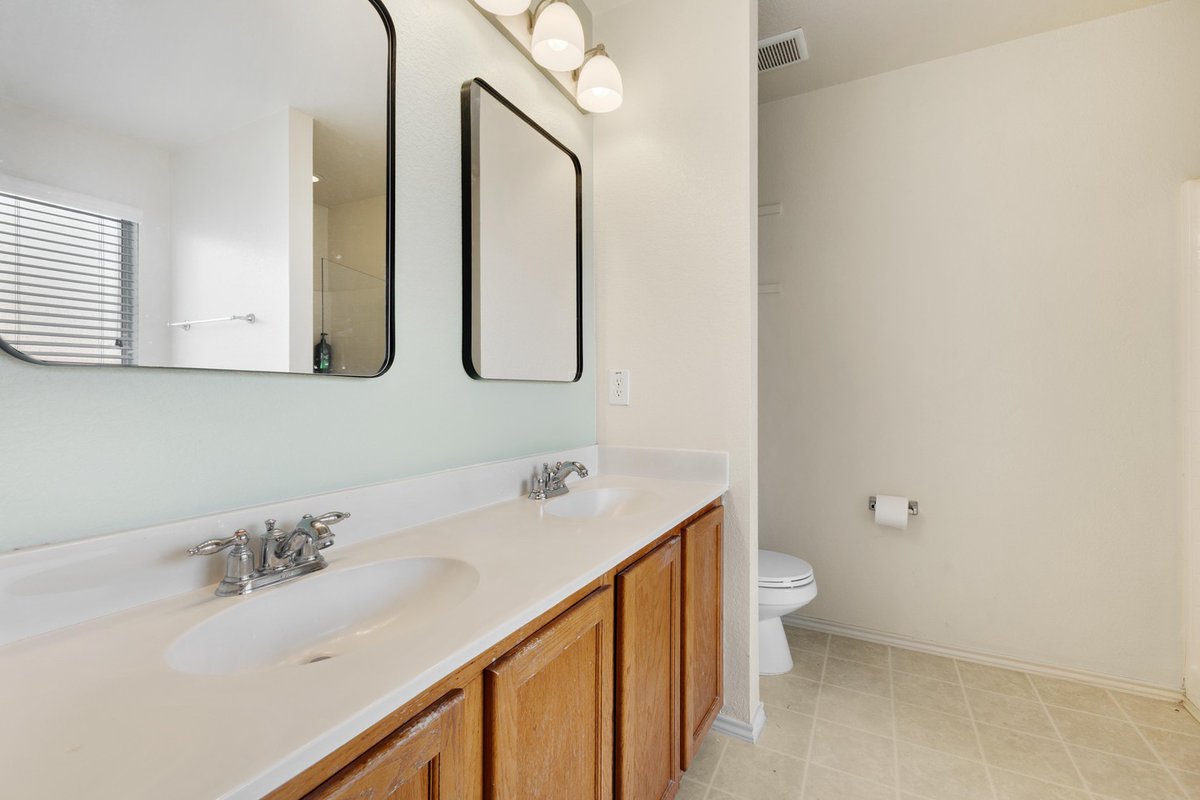 LesterPuyear's tweet photo. Open floor plans are a photographer’s best friend. Place the tripod in a corner, keep vertical lines straight, and let the architecture speak. Clean lighting, sharp focus, and no distortion help buyers feel the room’s scale through their screens. https://t.co/pJ60L3aWSv