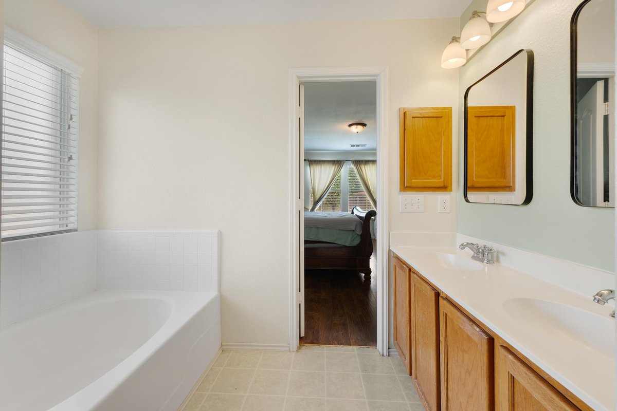 LesterPuyear's tweet photo. Open floor plans are a photographer’s best friend. Place the tripod in a corner, keep vertical lines straight, and let the architecture speak. Clean lighting, sharp focus, and no distortion help buyers feel the room’s scale through their screens. https://t.co/pJ60L3aWSv