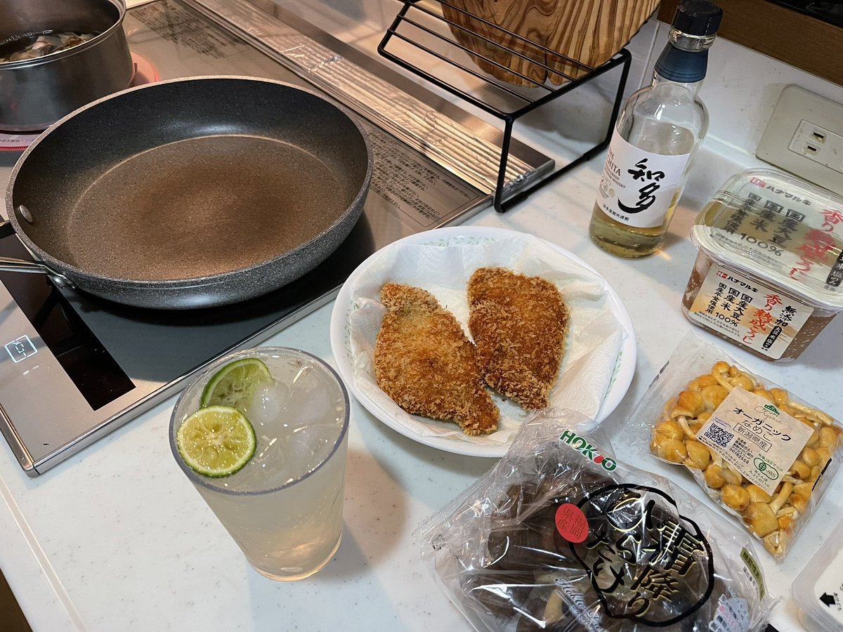 Razki_Kaede's tweet photo. すだちハイボール
飲みながらカツ丼
はい美味いー
 #おうちごはん 
 #ウイスキー https://t.co/YpOXPUO7hQ