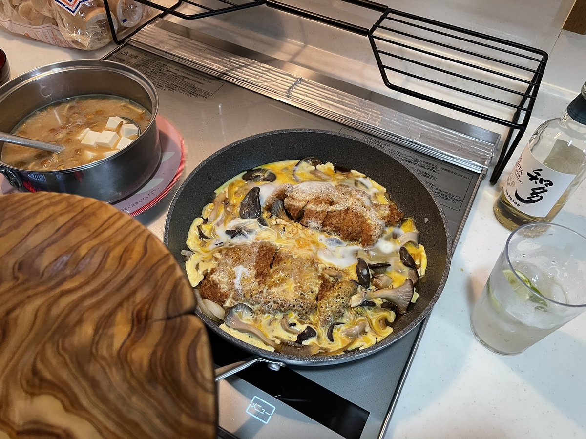 Razki_Kaede's tweet photo. すだちハイボール
飲みながらカツ丼
はい美味いー
 #おうちごはん 
 #ウイスキー https://t.co/YpOXPUO7hQ