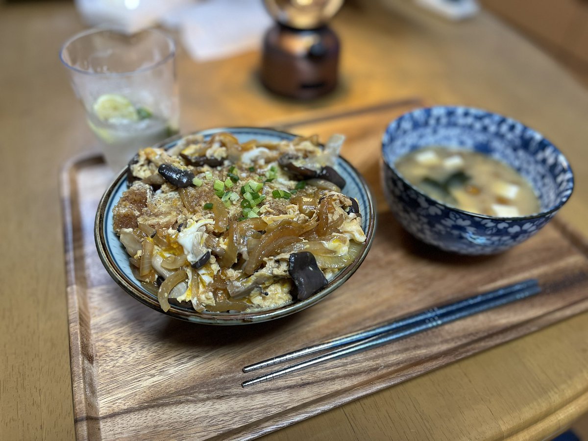 Razki_Kaede's tweet photo. すだちハイボール
飲みながらカツ丼
はい美味いー
 #おうちごはん 
 #ウイスキー https://t.co/YpOXPUO7hQ
