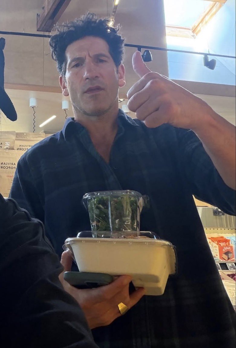 frankiscastle's tweet photo. new jon’s sighting + new hair <33 https://t.co/jlkROeg0cE