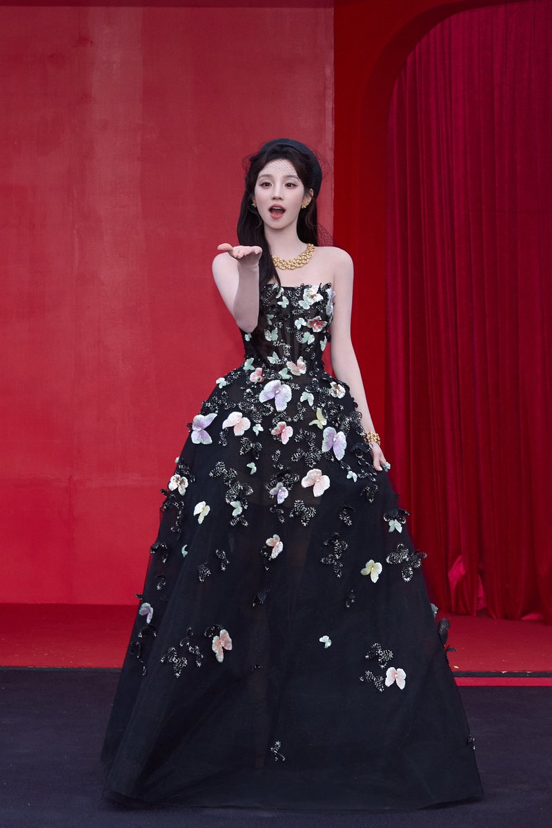 KPopCentralX's tweet photo. i-dle’s YUQI at the Harper’s Bazaar Gala 2026 event in China. https://t.co/dD9ESrE2Ll