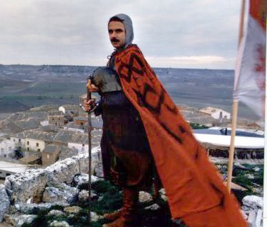 Bea_Berenguer_'s tweet photo. Ayer Aznar quiso hacerse el gracioso diciendo que a Feijóo no le hace falta «disfrazarse de capitán de los Tercios para presumir de español», en clara alusión a Abascal.

El chiste ha llegado hoy, cuando Santi le ha recordado que él se disfrazó de Cid Campeador.

La hemeroteca es maravillosa 😂