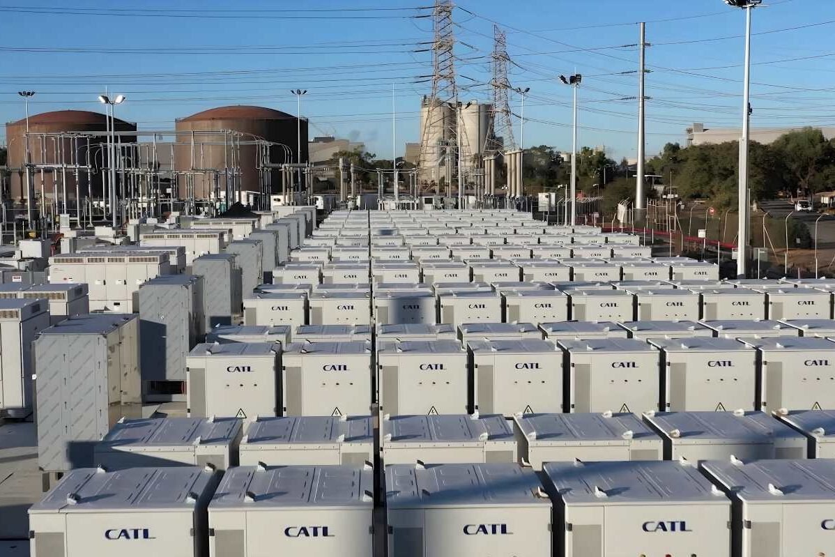 climacritic's tweet photo. In Germania ci sono circa 22 GWh di batterie di accumulo domestiche e 4,5 GWh  al servizio della rete.

Il costo dei quest'ultimo è stato di 10 miliardi di euro per coprire 30 minuti di consumo elettrico.

D'inverno si hanno periodi freddi e privi di vento (dunkelflaute) di diversi giorni.
Per superare 10 giorni di pausa la Germania avrebbe necessità di 12.000 GWh di batterie, quasi 500 volte l'attuale.
Servirebbero quantità enormi di Litio, Nichel, Grafite, Rame, Alluminio e Acciaio. Una estrazione spaventosa.

Quelle batterie costerebbero trilioni di euro con una durata efficiente di 10-15 anni. Cioè ci sarebbe bisogno di una sostituzione continua.

Eolico e solare hanno bisogno di un backup affidabile che solo gas, carbone e nucleare possono offrire.

Il sogno di sole e vento gratuiti si infrange qui.