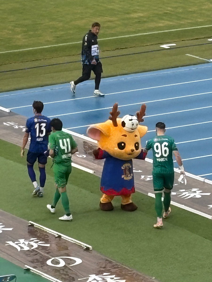 himawari3352's tweet photo. 両チームのGKのユニフォームの色が同じ‼️

こんなことあるんやなぁ https://t.co/eknvx0lrzc