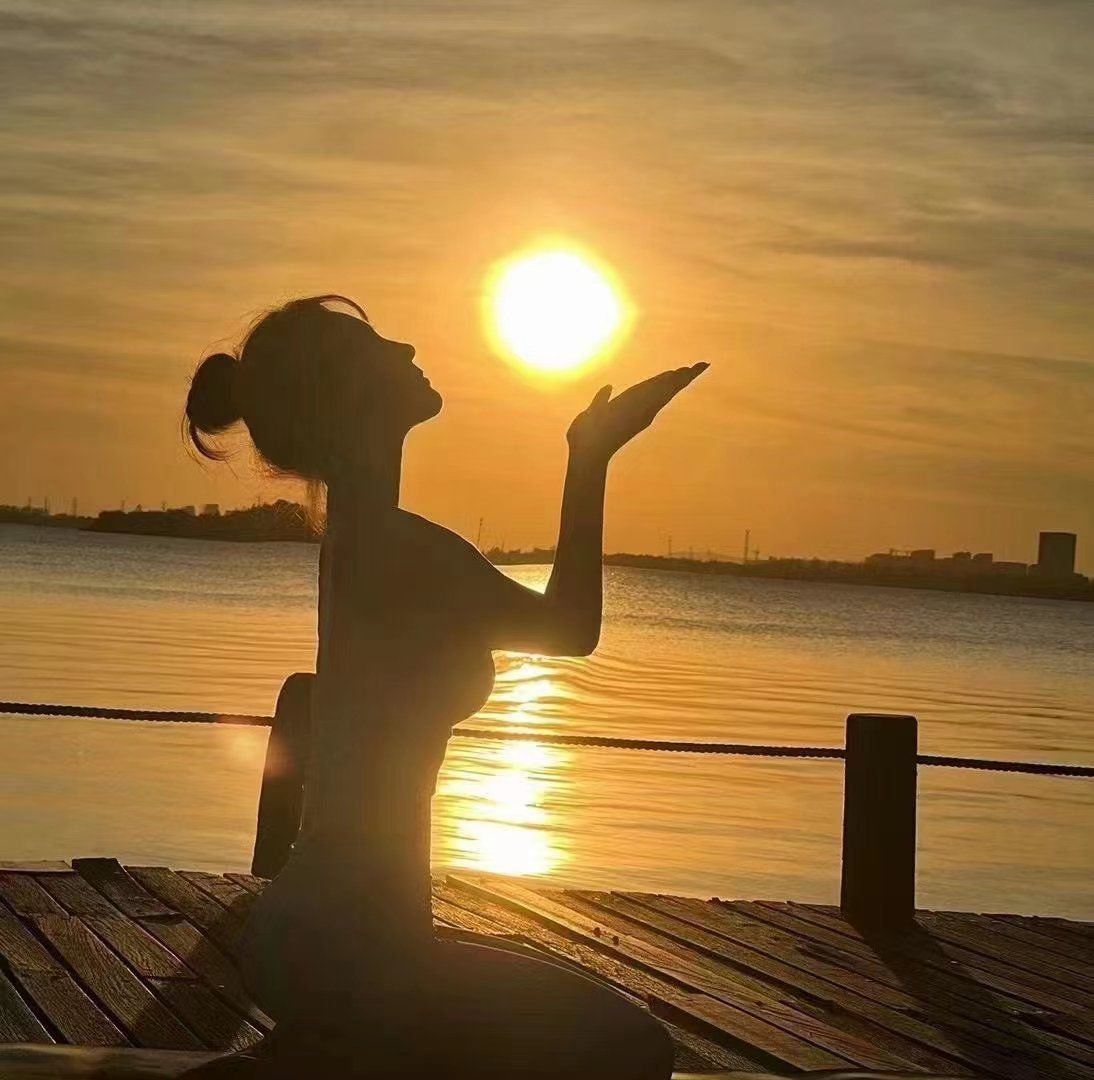 liamryan529161's tweet photo. Tried the morning glow yoga by the lake today – slow stretches, fresh air, and that soft sunrise glow made every pose feel like a little reset. Game-changing start to the day!， https://t.co/T63BfVuL1a
